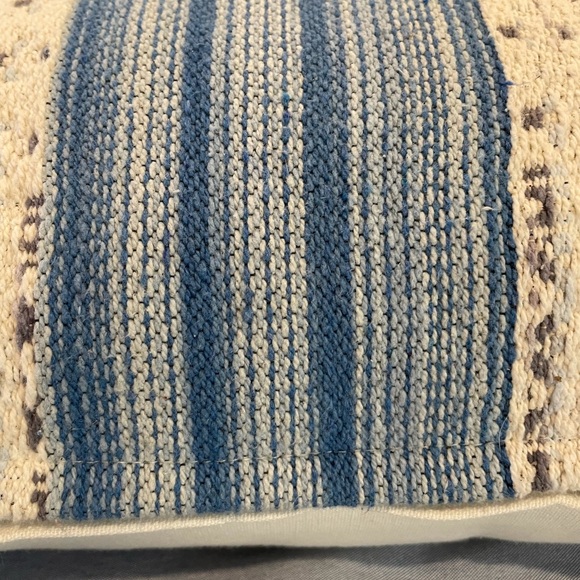 Set Of decorative accent pillow covers with zipper enclosures and tassel trim - Picture 4 of 7